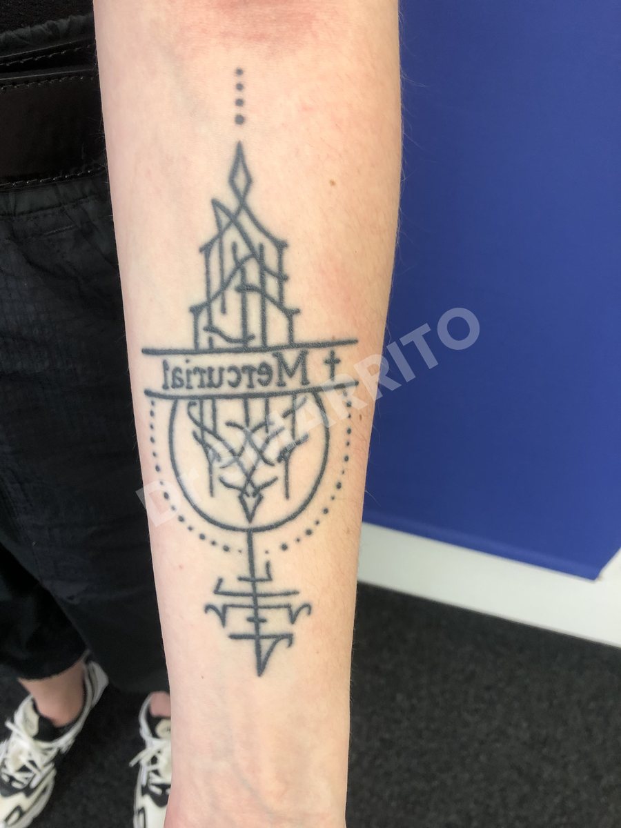 Détatouage laser avant : encre noire, trait fin régulier, grande surface, Dr Smarrito, chirurgie esthétique et laser à Vevey